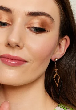 Liquorish Diamond Shaped Earrings In Gold