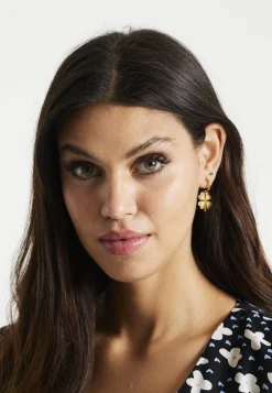 Liquorish Lucky Clover Earrings In Gold
