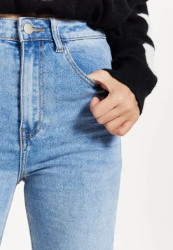 Women's High-Waisted Jean in Light Blue - Timeless Straight-Leg Fit with Vintage-Inspired Silhouette