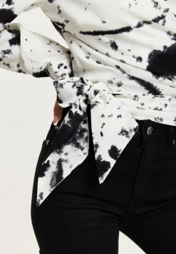 Women's Mono Abstract Print Wrap Top with Long Sleeves, Crop Style, Matching Tie Waist, Perfect for Any Occasion.